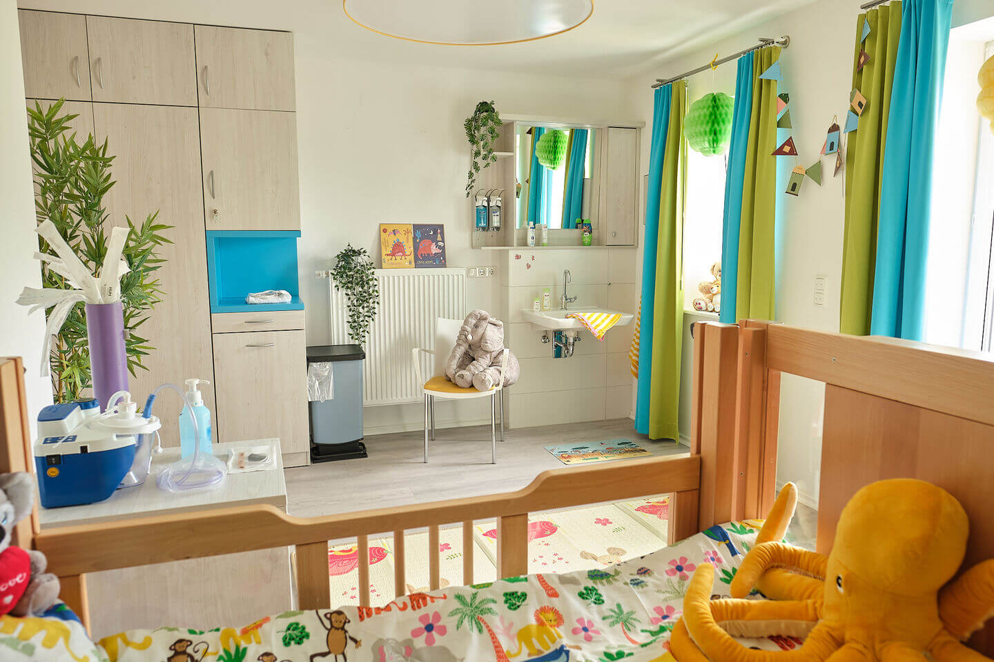 Helles Kinderzimmer mit Pflegetechnik und gemütlicher Wohlfühlatmosphäre